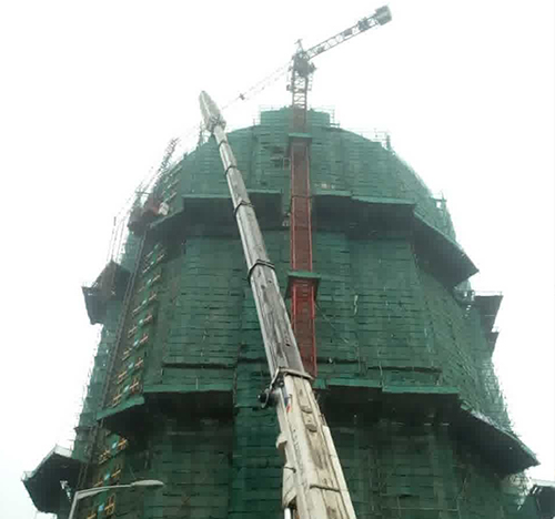 孝南吊车在工地上作业